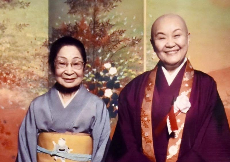 鴨川市出身の女流俳人、鈴木真砂女さん（左）と瀬戸内さん＝鴨川市の鈴木真砂女ミュージアム