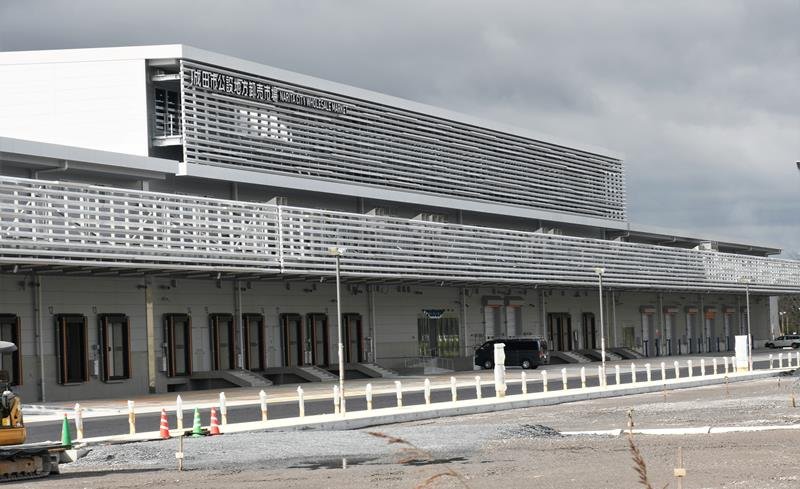 来年１月２０日のオープンに向けて施設通路など仕上げの工事が行われている新成田市場＝成田市
