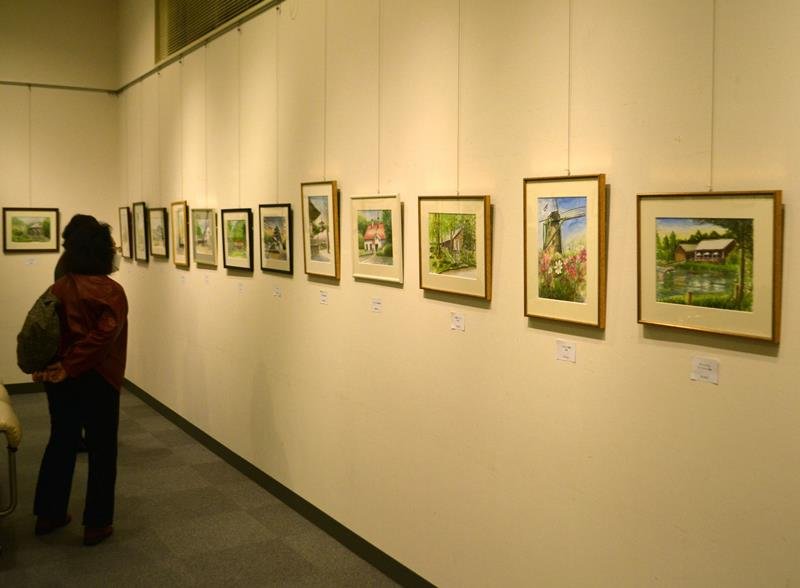 ふなばしアンデルセン公園などの風景スケッチ画が並ぶ展覧会場＝船橋市
