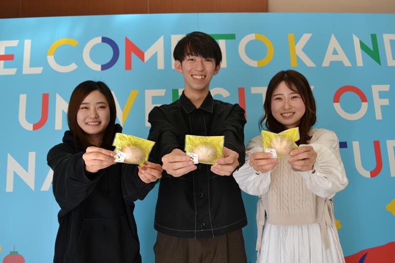 「はちみつレモンケーキ」の開発に携わった神田外語大の鶴岡ゼミの学生＝千葉市美浜区