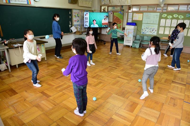 オンラインで清水さんに教わりながら筒けんで遊ぶ児童ら＝香取市立大倉小