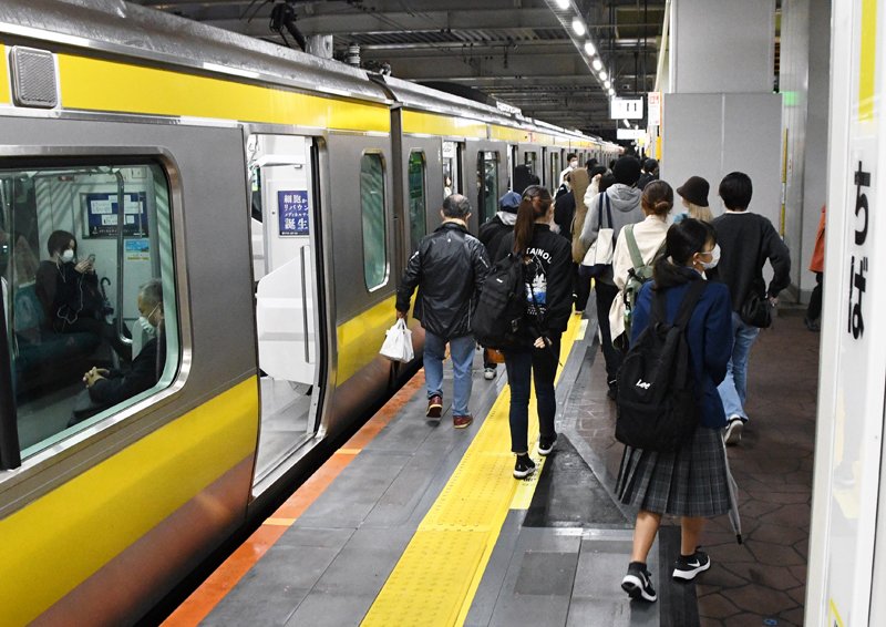 帰宅ラッシュで人々が行き交うＪＲ千葉駅＝９日午後、千葉市中央区