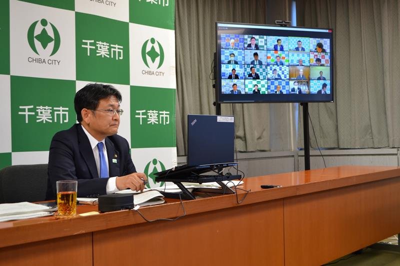 指定都市市長会のウェブ会議に参加した千葉市の神谷俊一市長＝１０日、同市役所