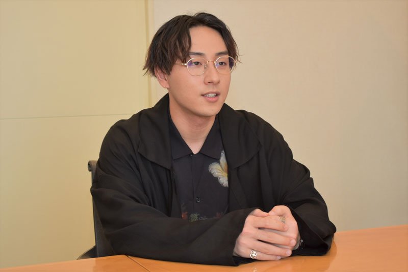 インタビューに応じる鈴木崚汰さん＝東京都港区