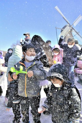 北欧のクリスマスムードに包まれたふなばしアンデルセン公園で、２年ぶりに人工雪を降らす催しを開催。子どもたちが楽しんだ＝１９日、船橋市
