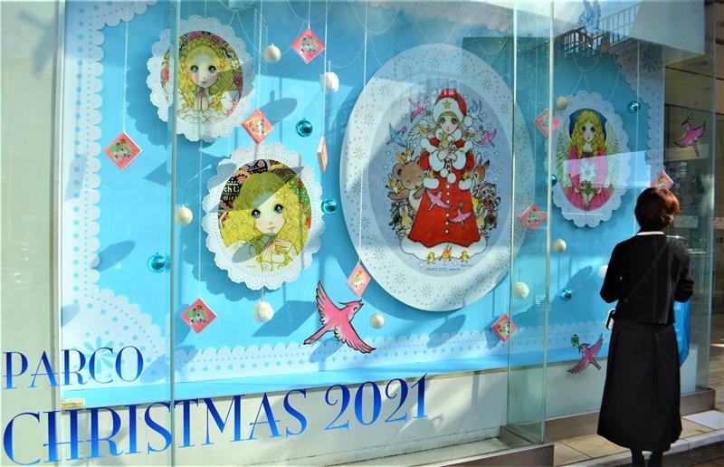 ２０２３年２月末での閉店が決まっている津田沼パルコの入り口ショーウインドー。地域との絆を深めようと今年のクリスマスは佐倉市在住の画家・高橋真琴さんとコラボして店内を彩る＝１日、同店
