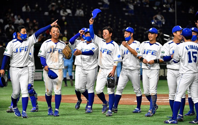 勝利し喜ぶＪＦＥ東日本ナイン＝東京ドーム