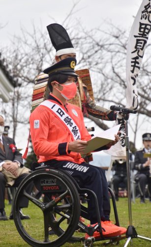 一日署長として防犯や交通安全を呼び掛ける鈴木選手＝６日、館山市の城山公園
