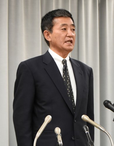 町役場で記者会見を行う多古町の所一重町長＝１０日午後１時半ごろ、多古町