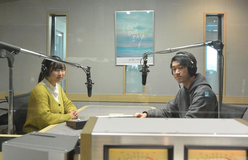 スタジオ内で説明を受ける今泉さん（左）と谷島さん ＝千葉市美浜区