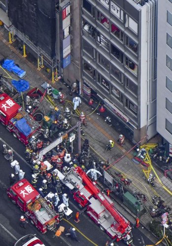大阪市北区の火災があった現場付近に集まった消防隊員ら＝１７日午前１１時５３分（共同通信社ヘリから）