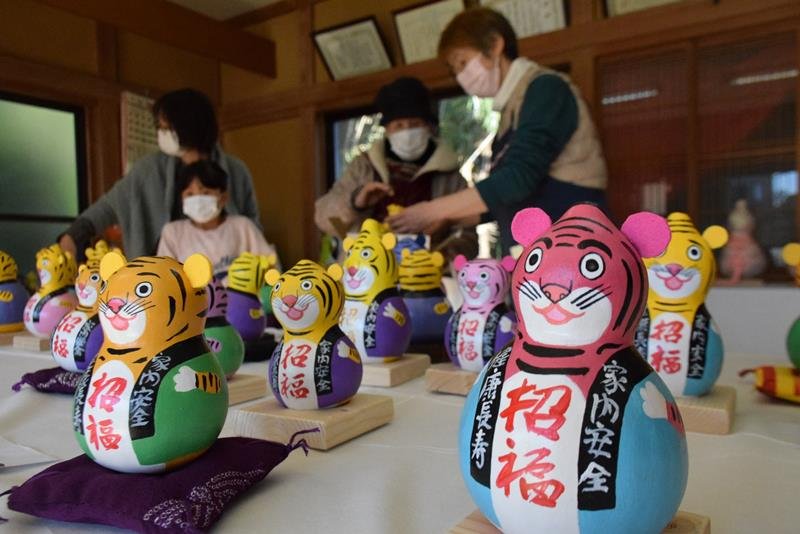 来年の干支が描かれたカラフルな手作り作品＝１８日、匝瑳市
