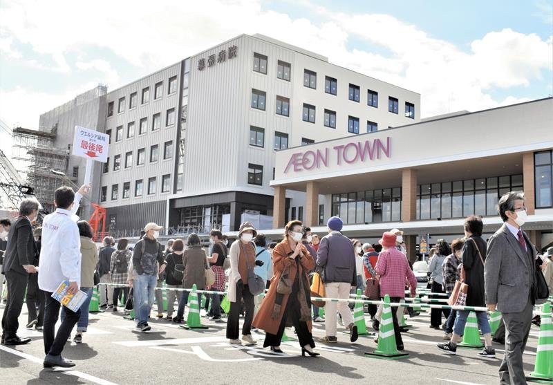 健康をコンセプトとした「イオンタウン幕張西」の開業日。多くの地域住民でにぎわっていた＝１０月、千葉市美浜区
