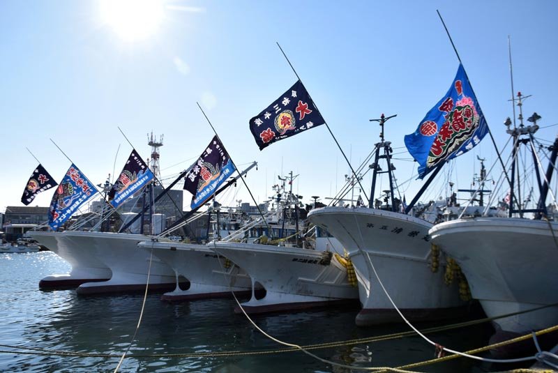 新年に向けて色鮮やかな大漁旗を取り付けた漁船＝１２月３０日、銚子市