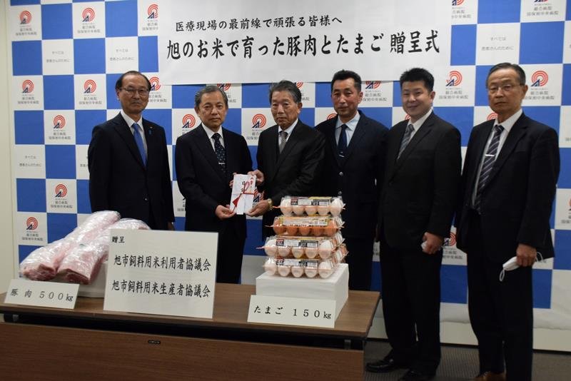 志沢会長（左から３人目）、嶋田会長（同４人目）から目録を受け取る野村病院長（同２人目）＝旭市
