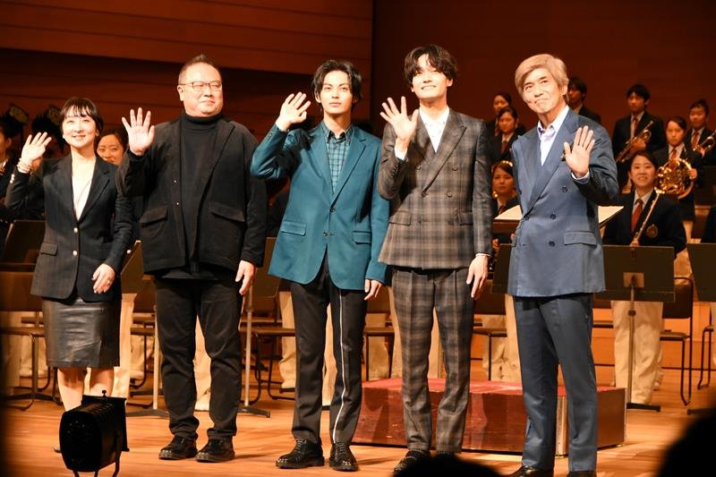 市船高吹奏楽部の定期演奏会に登場した「２０歳のソウル」出演者の神尾さん（中央）と佐藤さん（右端）ら＝習志野文化ホール
