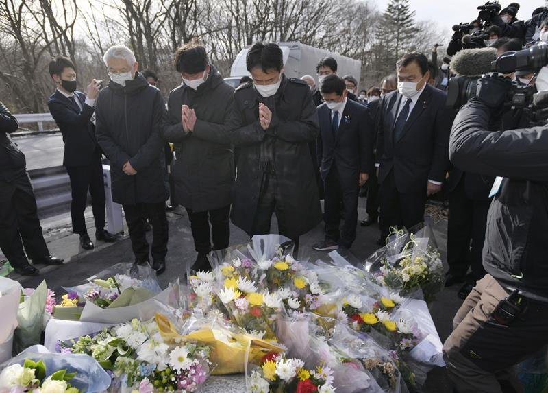 スキーバス転落事故の現場を訪れ、慰霊碑に手を合わせる遺族会代表の田原義則さん（中央）ら＝１５日午後、長野県軽井沢町（共同）
