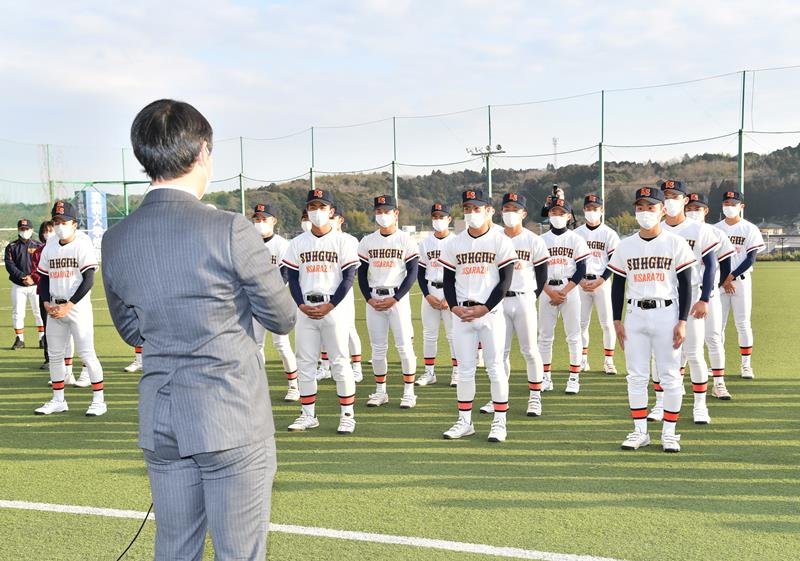 真板校長（左）から選抜高校野球大会出場の報告を受ける木更津総合ナイン＝２８日、木更津市
