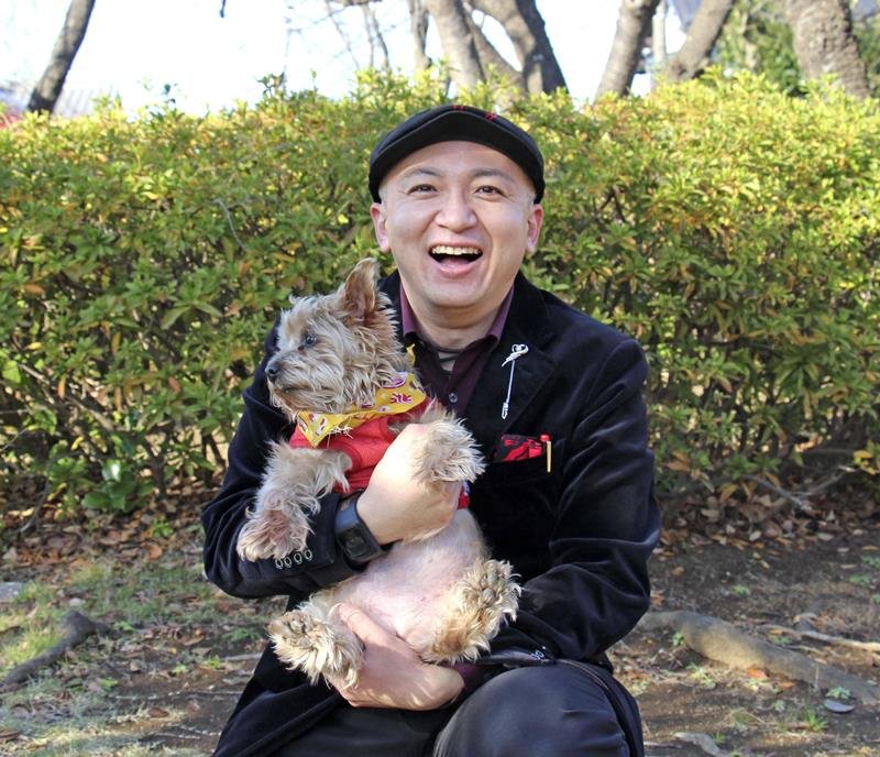 愛犬を抱く町田聖治さん＝２０２１年１２月、千葉市
