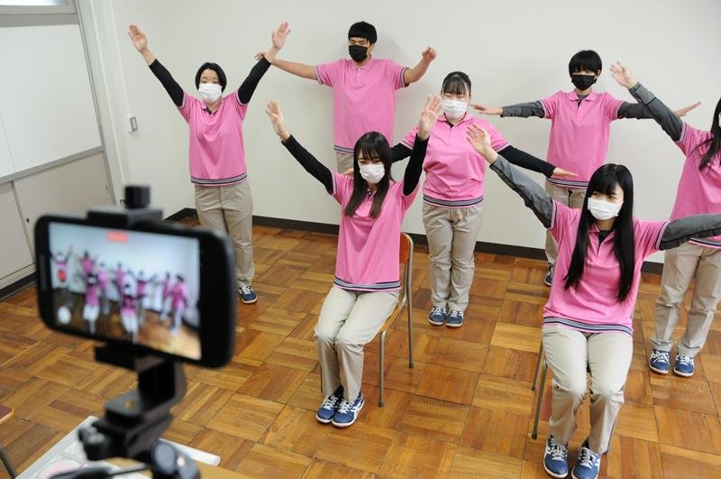 ＤＶＤ制作に向け、体操する市原高校の生徒＝市原市