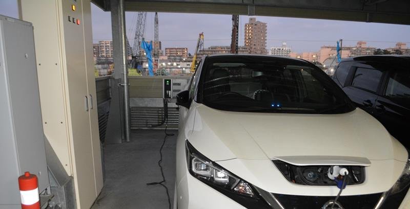 千葉市内のマンション駐車場に導入されたＥＶロータリーシステム。１台分ずつ充電コンセントが並ぶ
