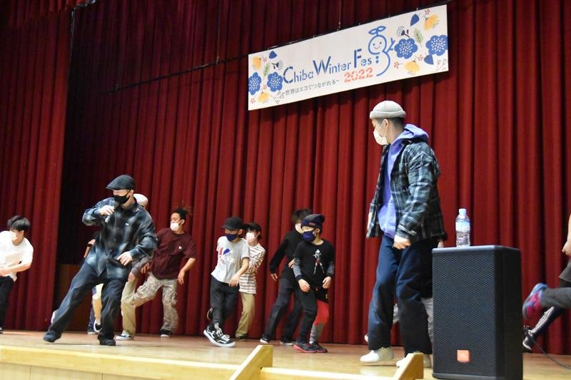 音楽に合わせてブレイキンのステップなどを教わる参加者ら＝千葉市稲毛区
