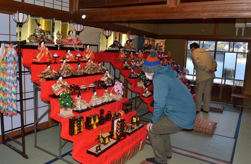 八鶴館で展示されているひな人形＝２１日、東金市