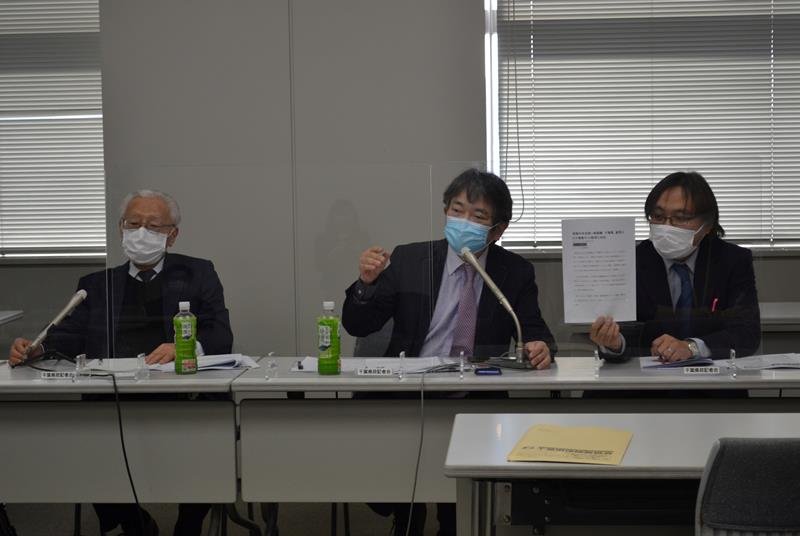 会見を行う県保険医協会の宇佐美宏副会長（左端）ら＝県庁
