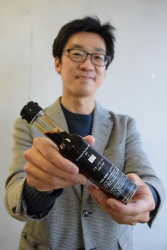 ソヤノワールをＰＲする同社製品開発室の冨成浩静さん＝銚子市
