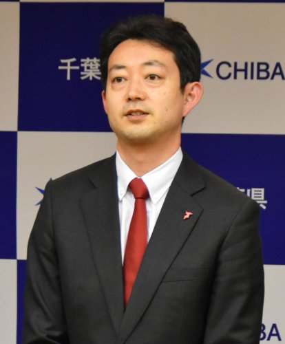 千葉県内の感染状況等について「感染者数は緩やかな減少が続き、病床稼働率も少しずつだが改善している」などと認識を示す熊谷知事＝１１日、県庁
