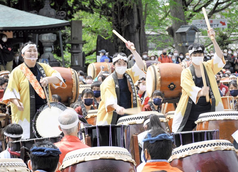 ３年ぶり成田太鼓祭　３５チーム４９０人一斉に打ち鳴らし　コロナ収束と平和願うごう音響く