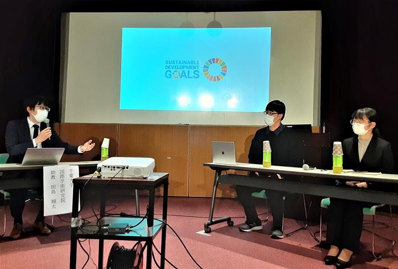 若者視点でＳＤＧｓに取り組む企業について語り合う千葉大学生と田島さん（左）＝サンプラザ市原
