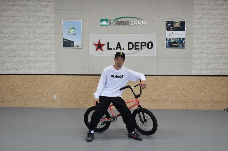 ＢＭＸに座り「Ｘゲームで優勝する」と力を込める佐々木さん＝鎌ケ谷市
