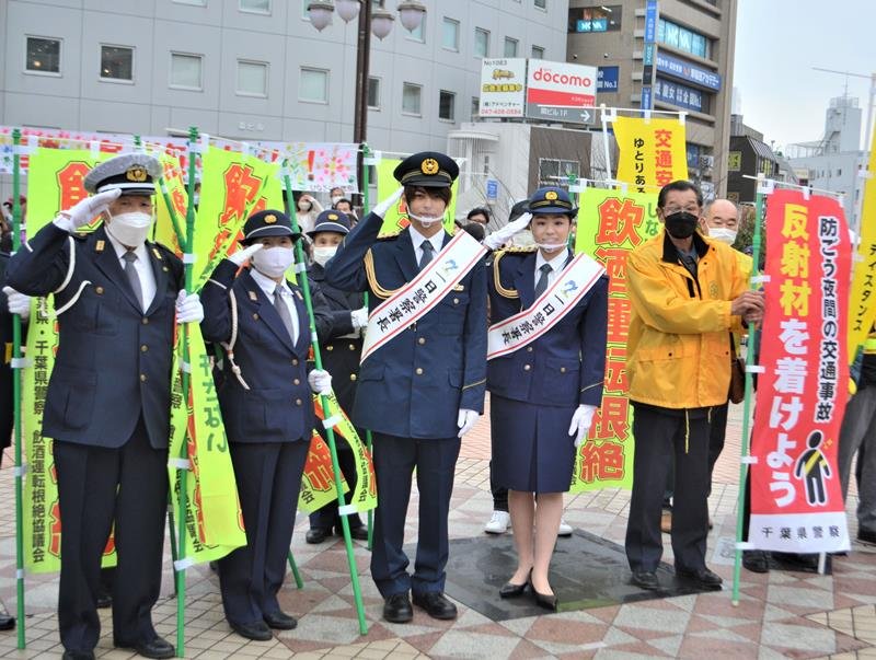 一日警察署長となり、ＪＲ船橋駅前で交通安全を呼び掛けた神尾楓珠さん（中央）ら＝３日、船橋市
