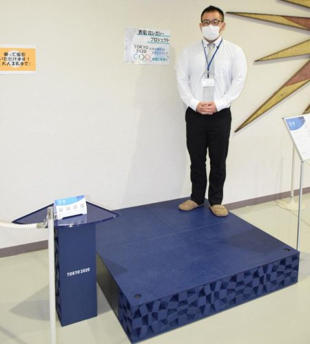 市が譲り受けた表彰台。上がって記念撮影もできる＝匝瑳市
