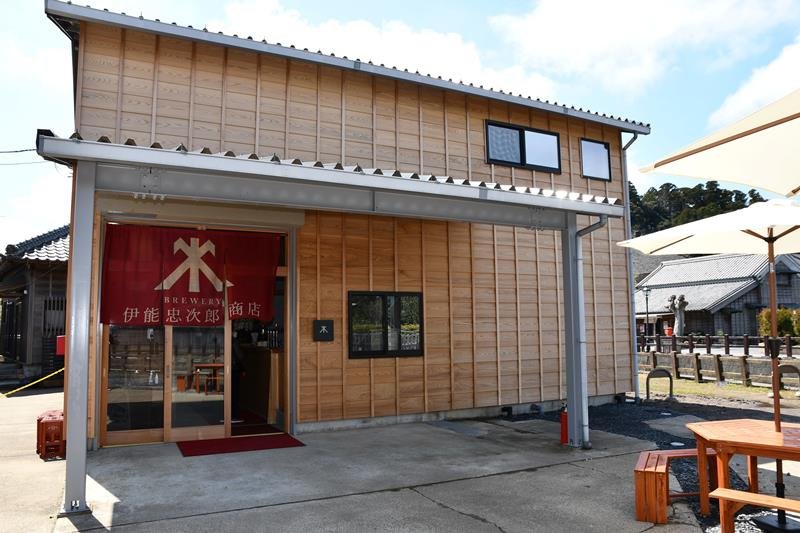 古い町並みが残る小野川沿いの倉庫を改修し、レストランに生まれ変わった伊能忠次郎商店＝香取市
