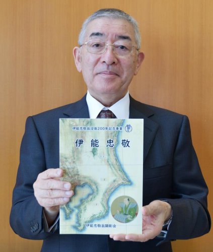 伊能忠敬の資料本を市に贈った坂本会長＝香取市役所
