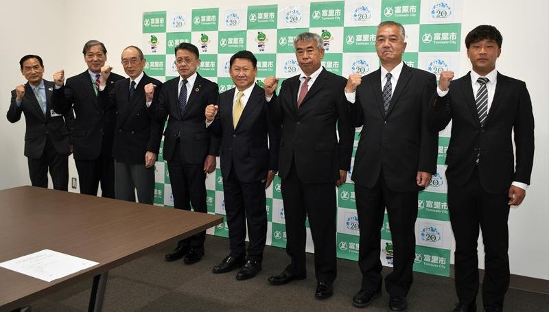 都市対抗野球千葉県大会に向けて意気込むハナマウイの道上主将（右）ら＝富里市役所
