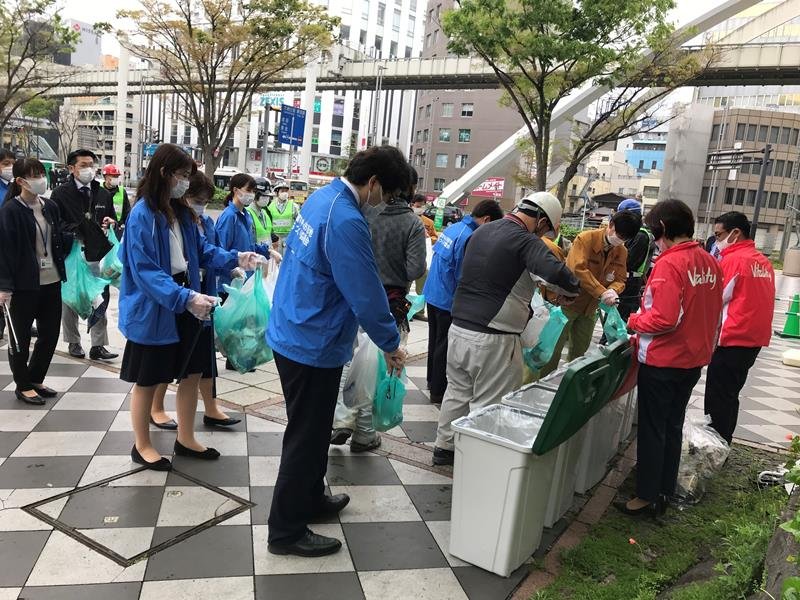 拾ったペットボトルなどをごみ箱に分別する参加者＝千葉市中央区
