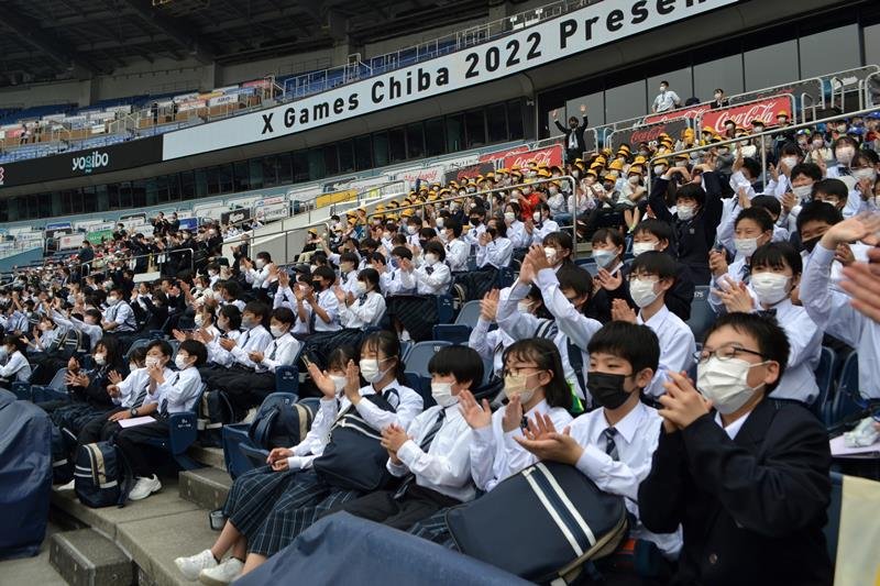 出場選手の練習を見学し、拍手を送る生徒ら＝２１日、千葉市美浜区のＺＯＺＯマリンスタジアム
