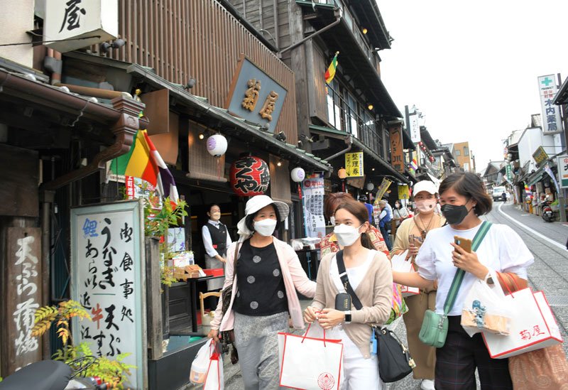 訪日ツアーの実証実験で成田山参道を観光するタイの旅行関係者＝３０日、成田市