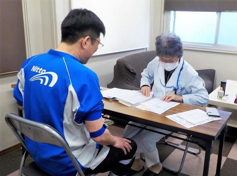 健康診断の結果を基に、専門家からアドバイスを受ける従業員（日東物流提供）
