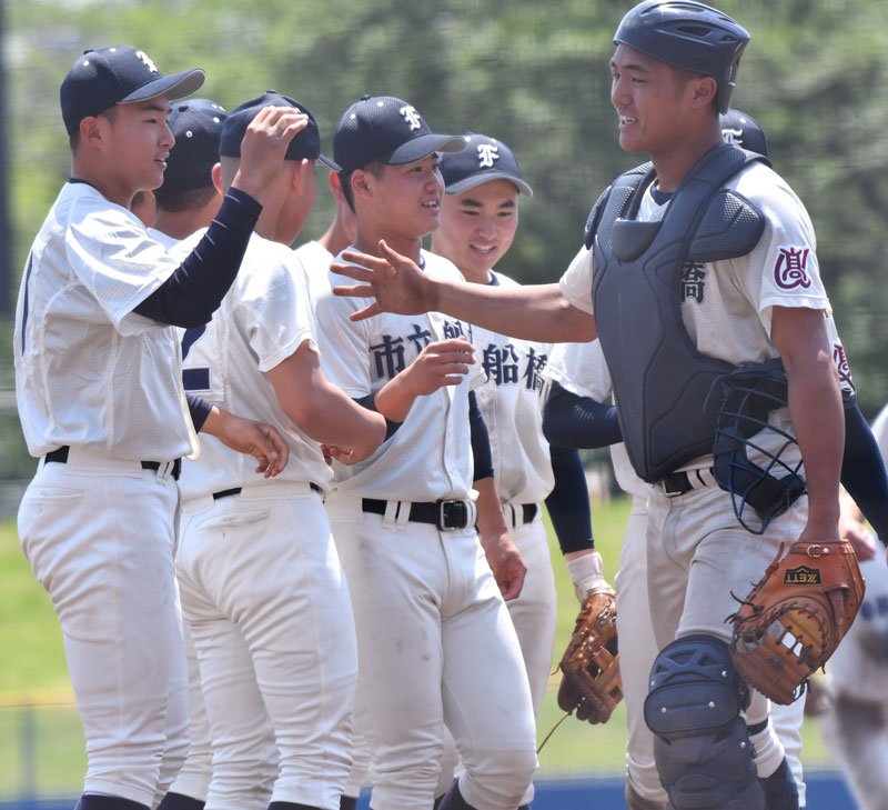 第７５回春季千葉県高校野球大会決勝で銚子商を３―０で下し、２８年ぶり２度目の優勝を果たした市船橋ナイン＝４日、千葉市稲毛区の県総合スポーツセンター野球場