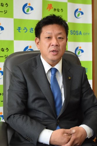 インタビューに答える宮内市長＝匝瑳市
