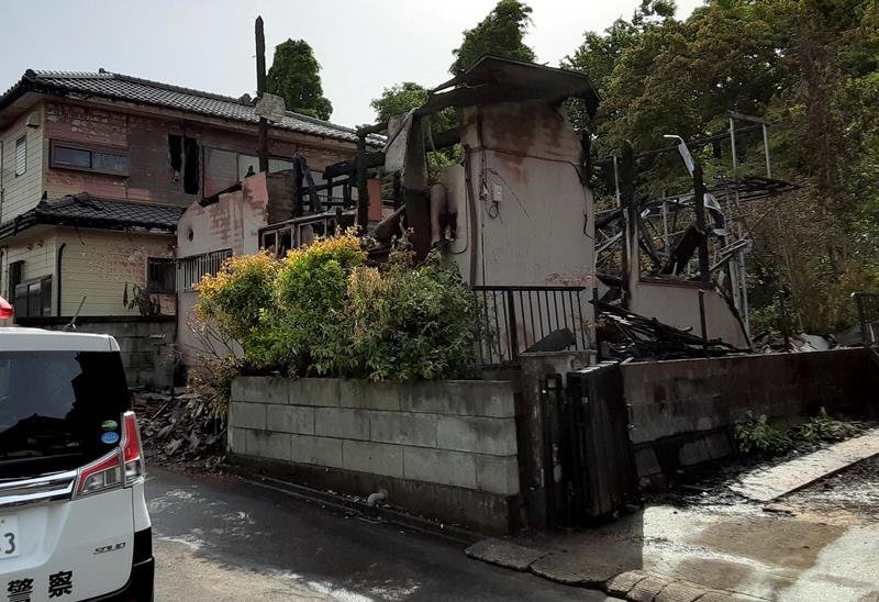全焼し焼け跡から遺体が見つかった住宅＝１１日朝、佐倉市
