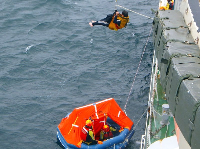 野島埼沖で貨物船傾く　乗組員5人全員救助、３人けが　通報「コンテナが荷崩れした」　漂流し座礁