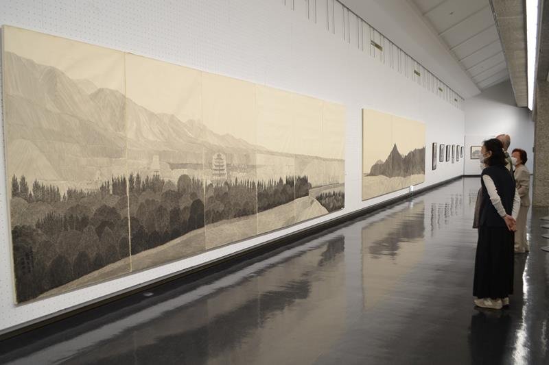風景画など３２６点を展示している「墨の県展」＝１７日、千葉市中央区の県立美術館
