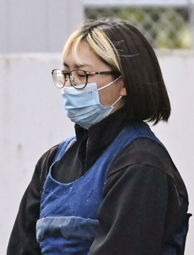 送検のため千葉県警木更津署を出る岡島愛容疑者＝２０日午前（共同）