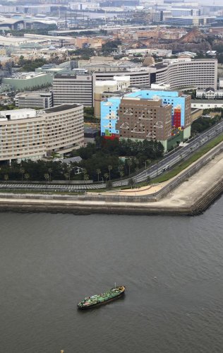 浦安市の東京ディズニーランド近くの東京湾で座礁した船＝２０日午後０時５５分（共同通信社ヘリから）（共同）

