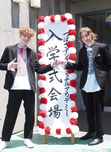 日本語学校の入学式でにこやかな表情を見せるティムールさん（右）とニキタさん＝３０日、君津市
